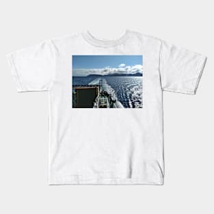 The CalMac ferry 'Catriona' leaves the Isle of Arran. Scotland Kids T-Shirt